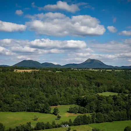 Avenue Republique La Aux Pieds Des Volcans Au Calme